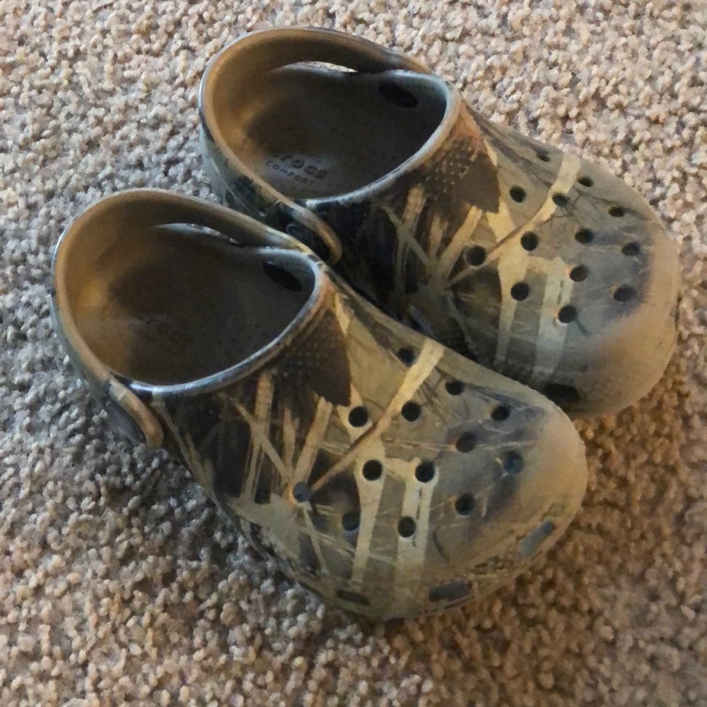 Camo crocs!